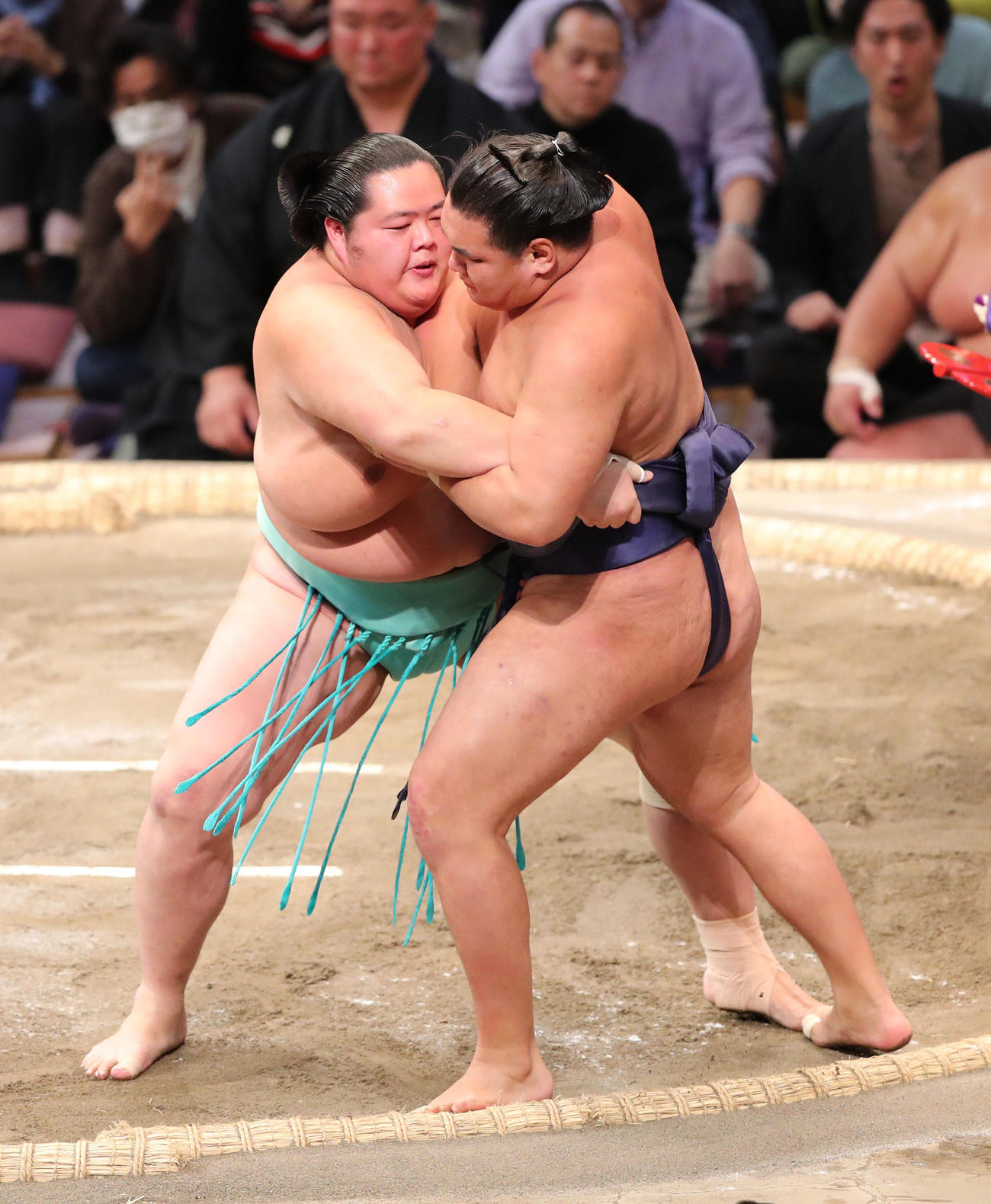 大相撲九州場所9日目　寄り倒しで豊昇龍を破った琴ノ若（左）（撮影・梅根麻紀）