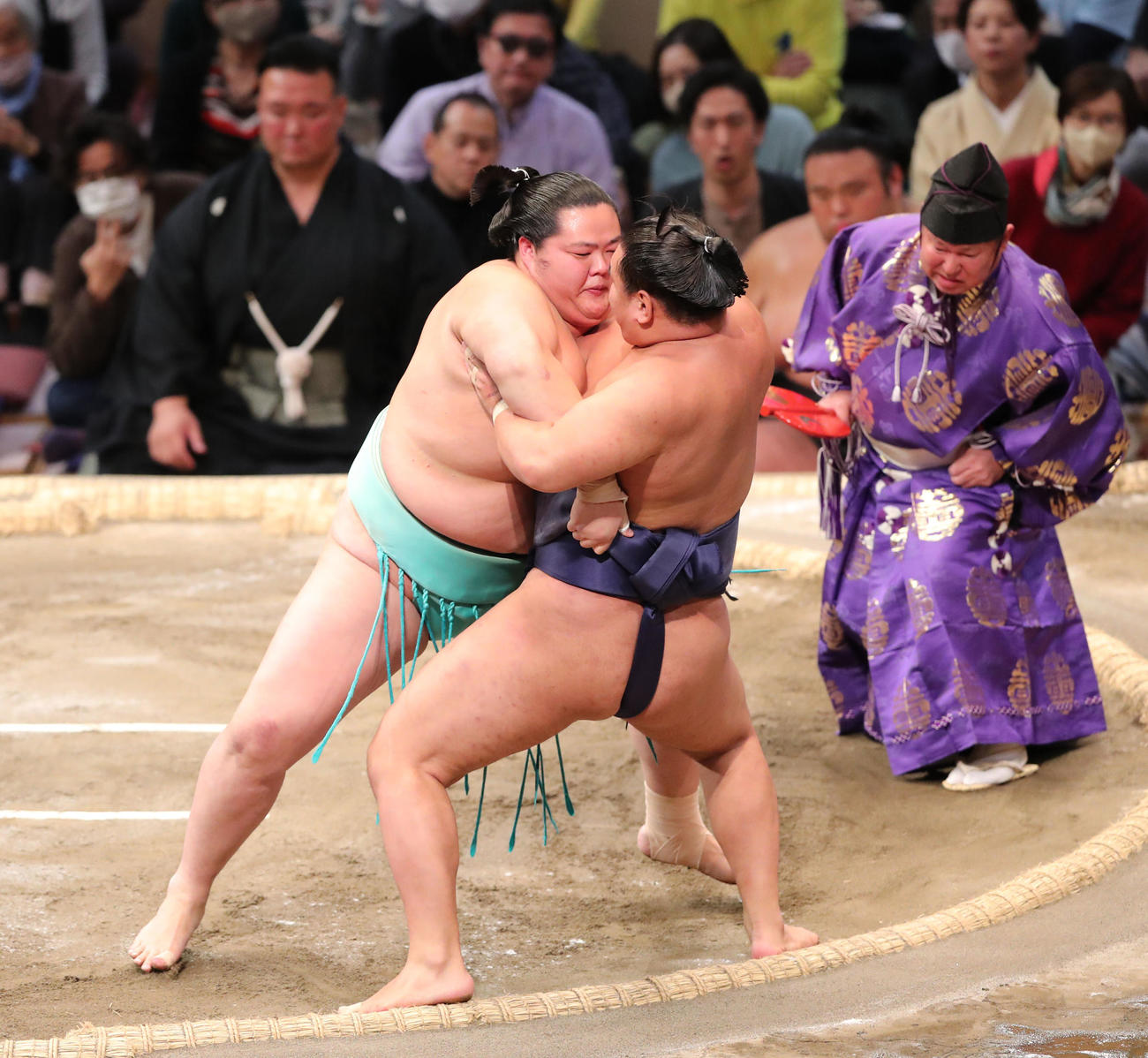大相撲九州場所9日目　寄り倒しで豊昇龍を破った琴ノ若（左）（撮影・梅根麻紀）
