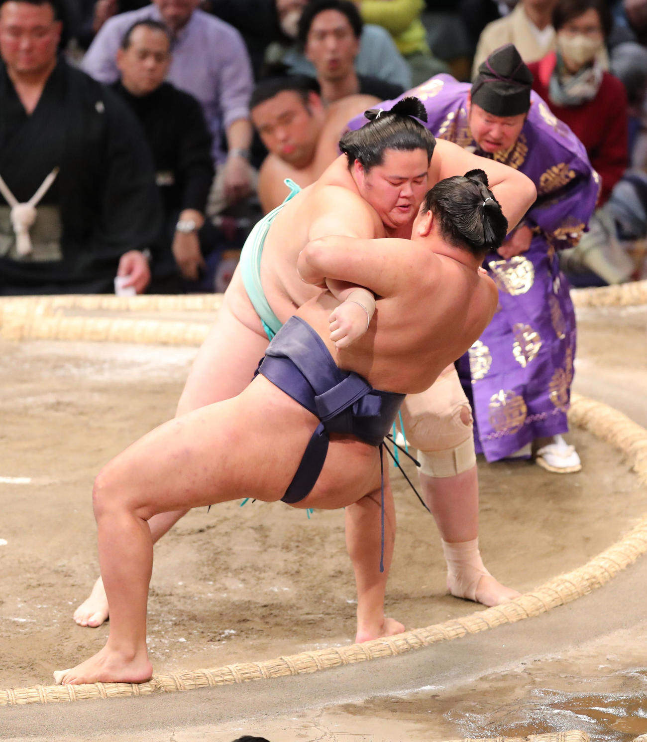 大相撲九州場所9日目　寄り倒しで豊昇龍を破った琴ノ若（左）（撮影・梅根麻紀）