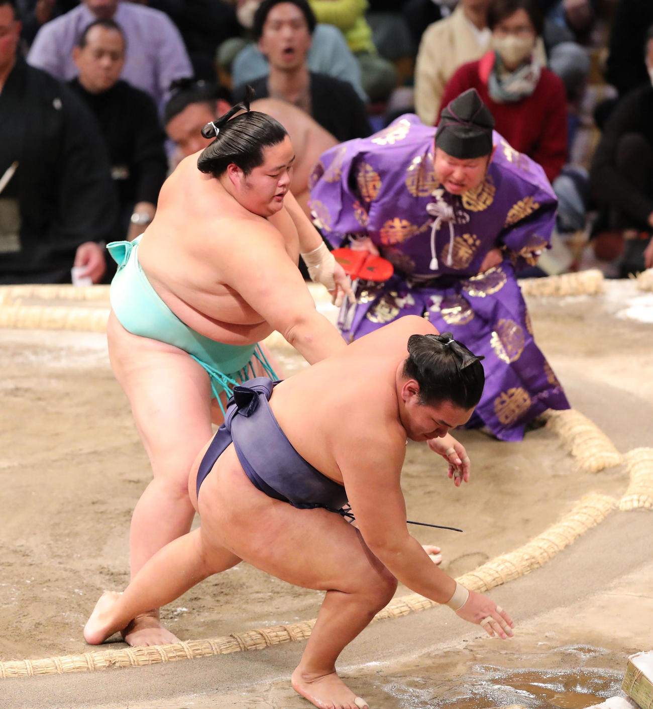 大相撲九州場所9日目　寄り倒しで豊昇龍を破った琴ノ若（左）（撮影・梅根麻紀）
