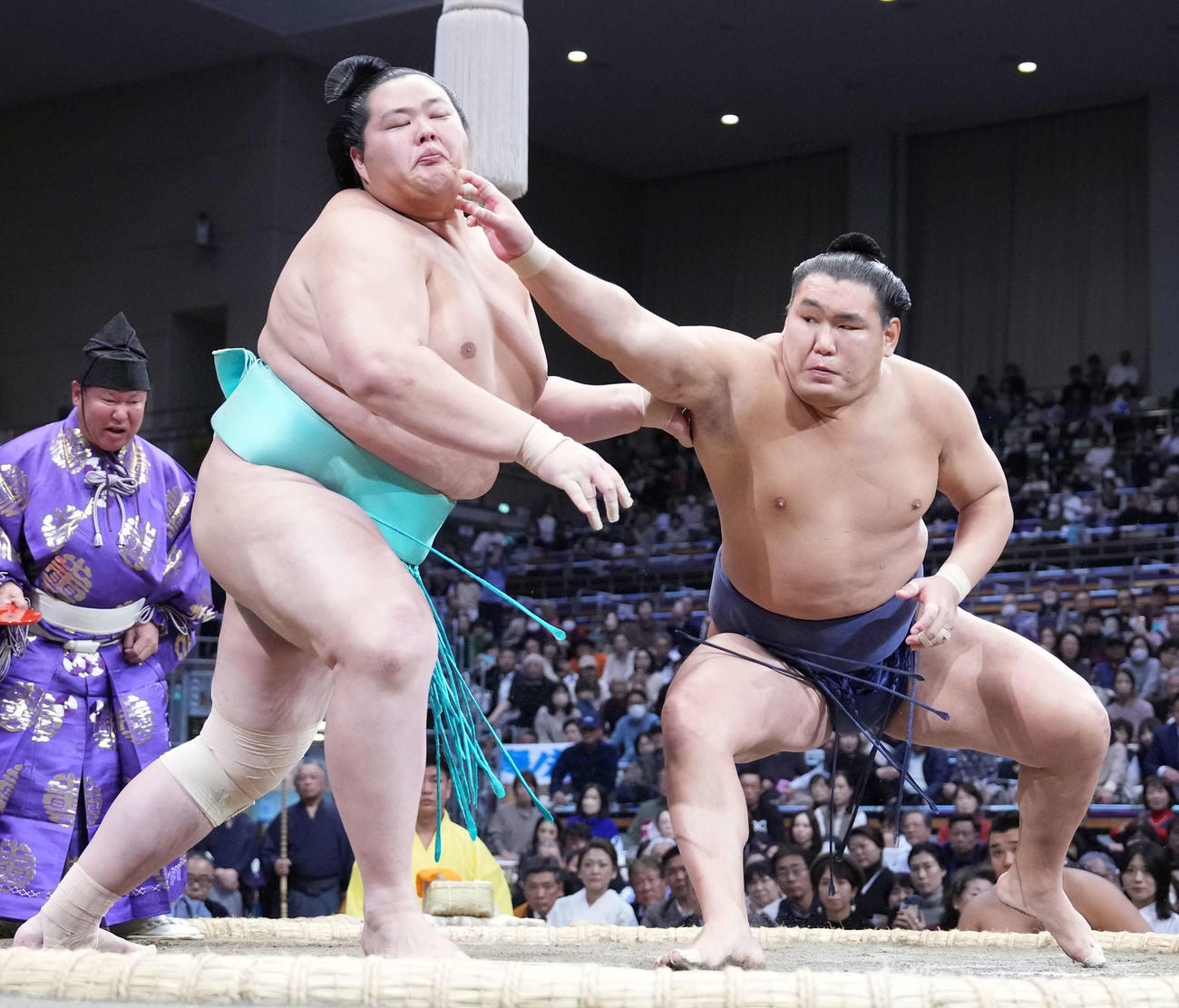 豊昇龍（右）ののど輪をこらえる琴ノ若（撮影・小沢裕）
