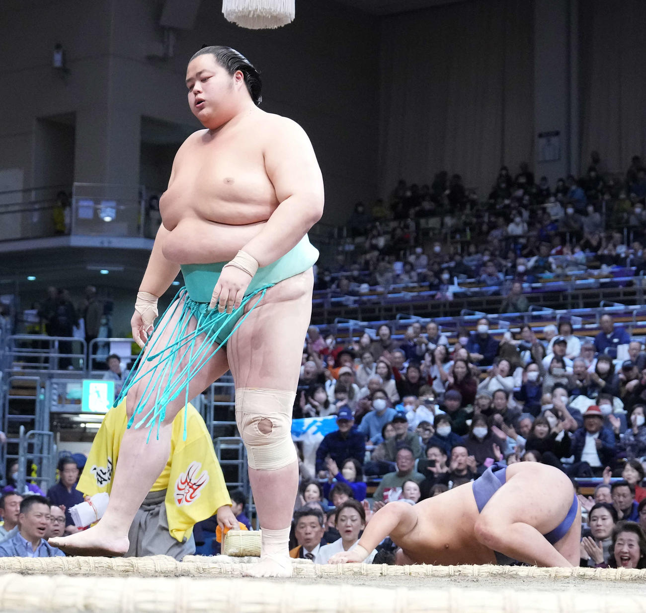 豊昇龍（右）を寄り倒しで破る琴ノ若（撮影・小沢裕）