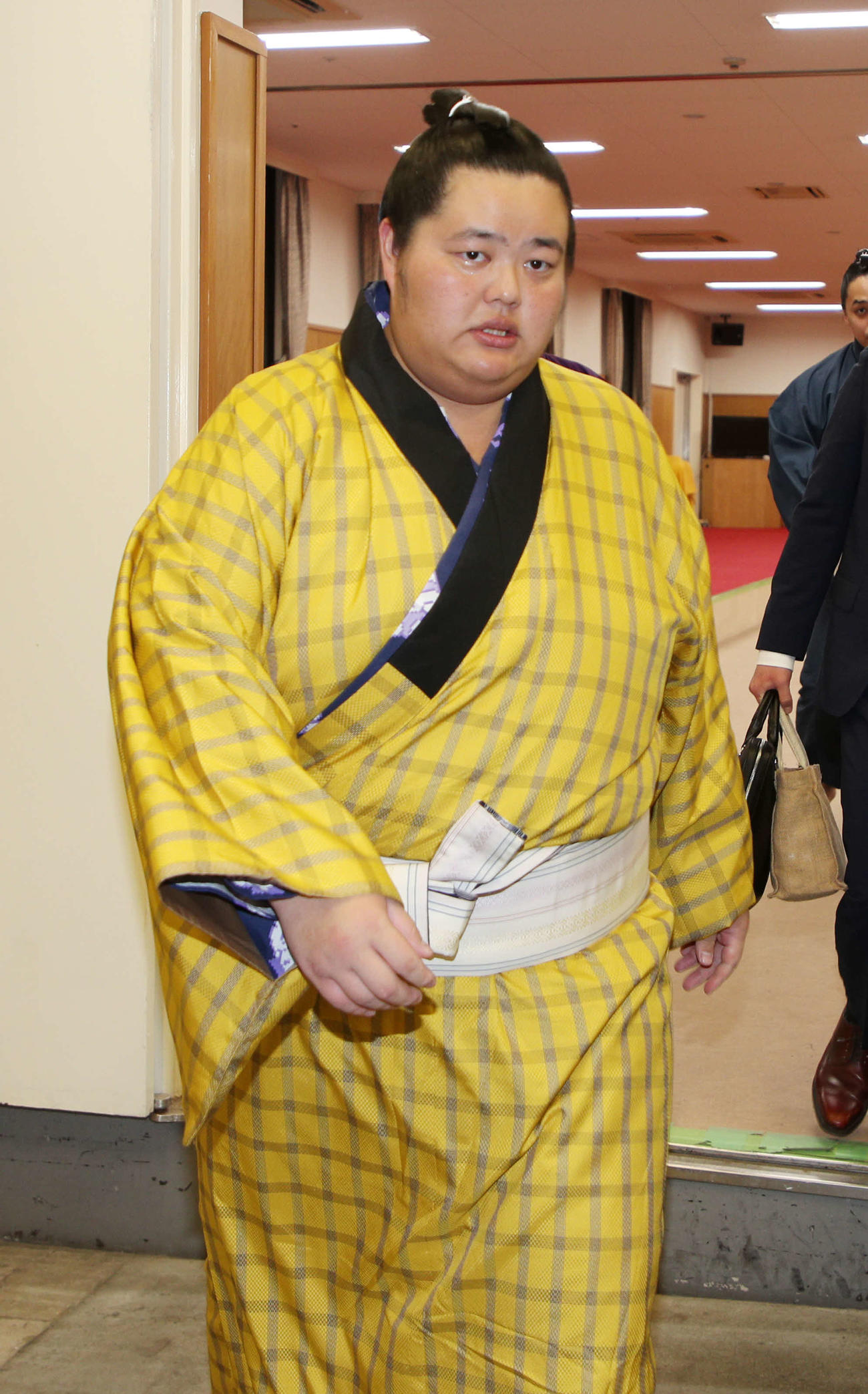 支度部屋を引き揚げる琴ノ若