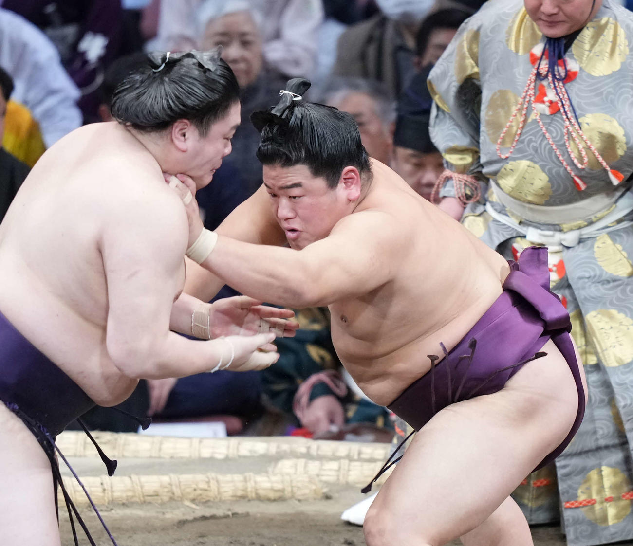 一山本（左）は平戸海からのど輪攻めを受け土俵際へ交代する（撮影・小沢裕）