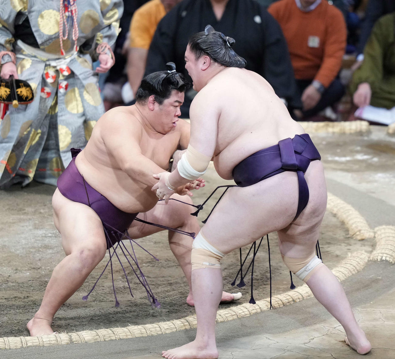 一山本（右）は平戸海に寄り切りで敗れる（撮影・小沢裕）