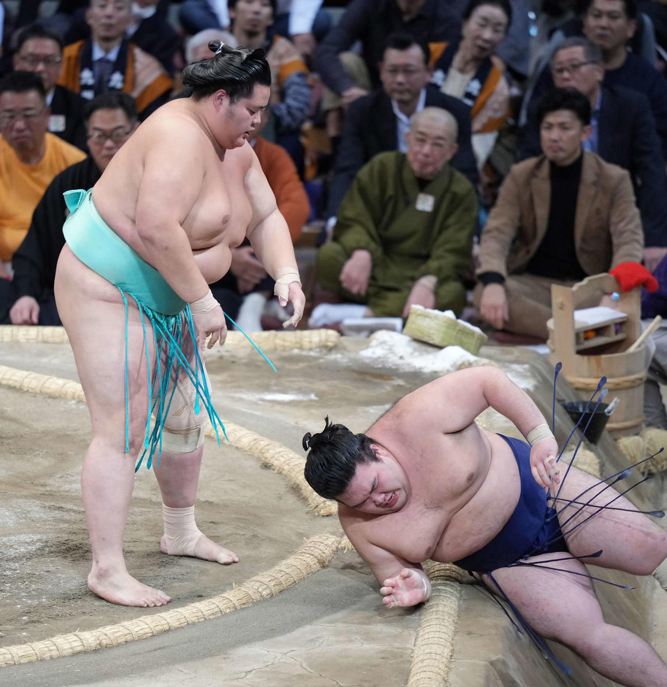 琴ノ若（左）は豪ノ山を上手投げで破る（撮影・小沢裕）