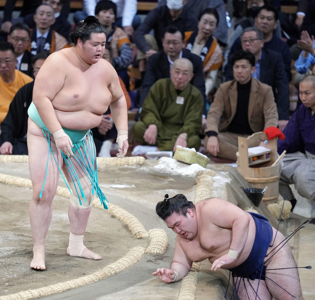 琴ノ若（左）は豪ノ山を上手投げで破る（撮影・小沢裕）