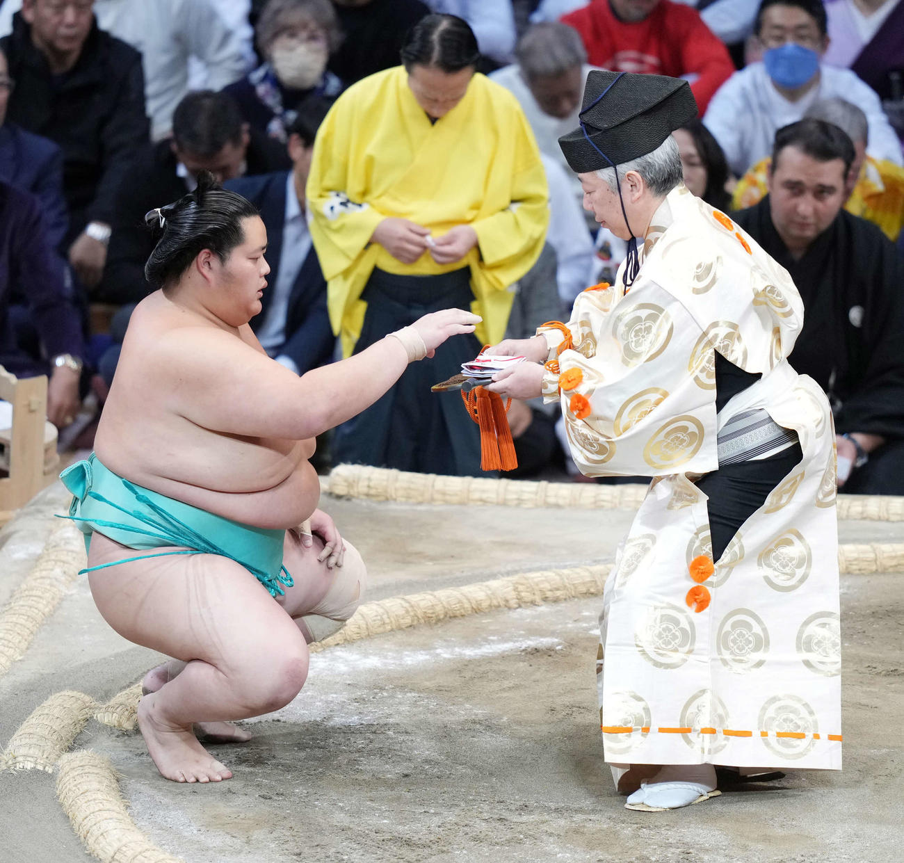 懸賞を手にする琴ノ若（撮影・小沢裕）