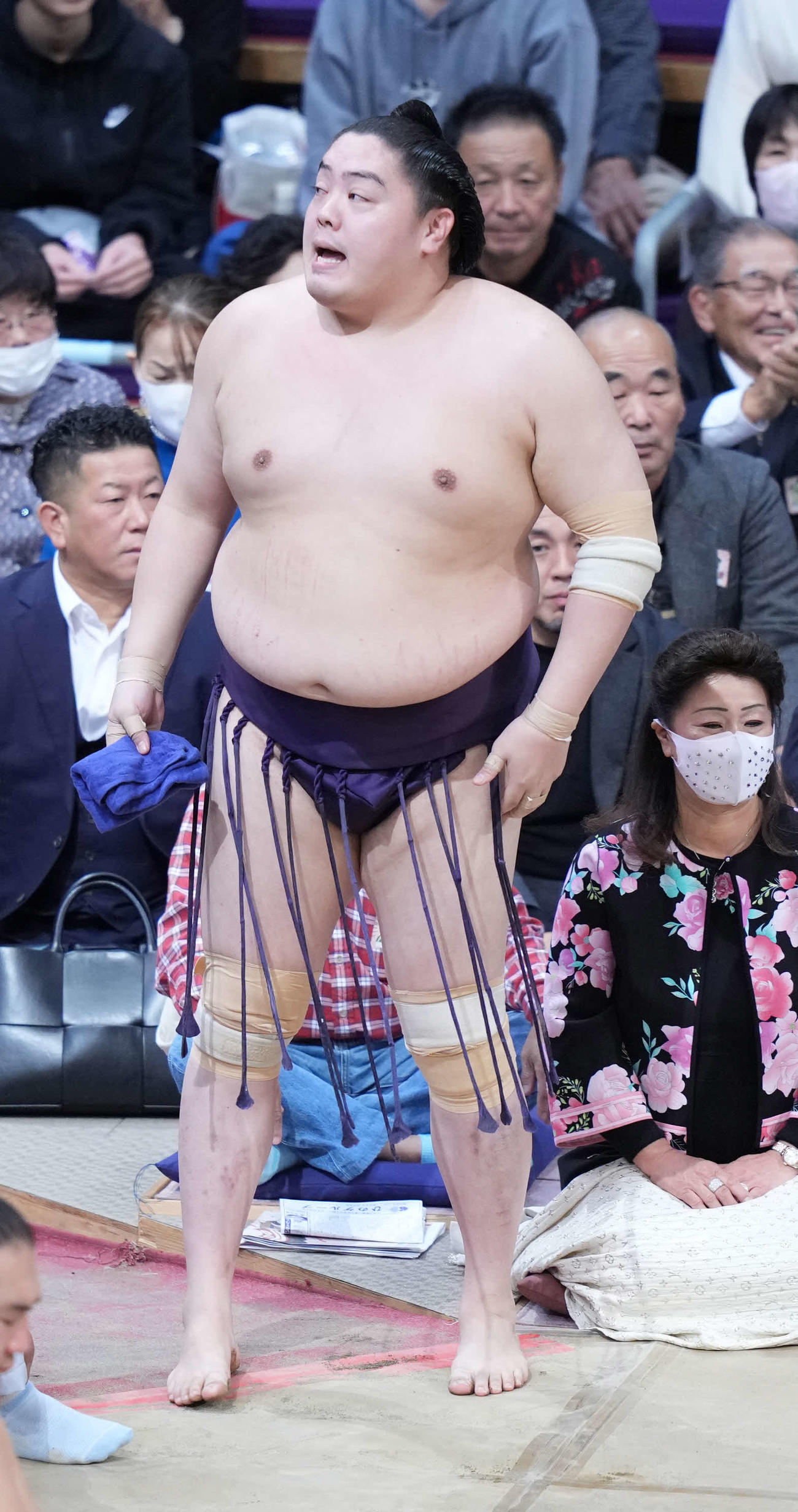 2敗目を喫した一山本は悔しそうに花道を引き揚げる（撮影・小沢裕）