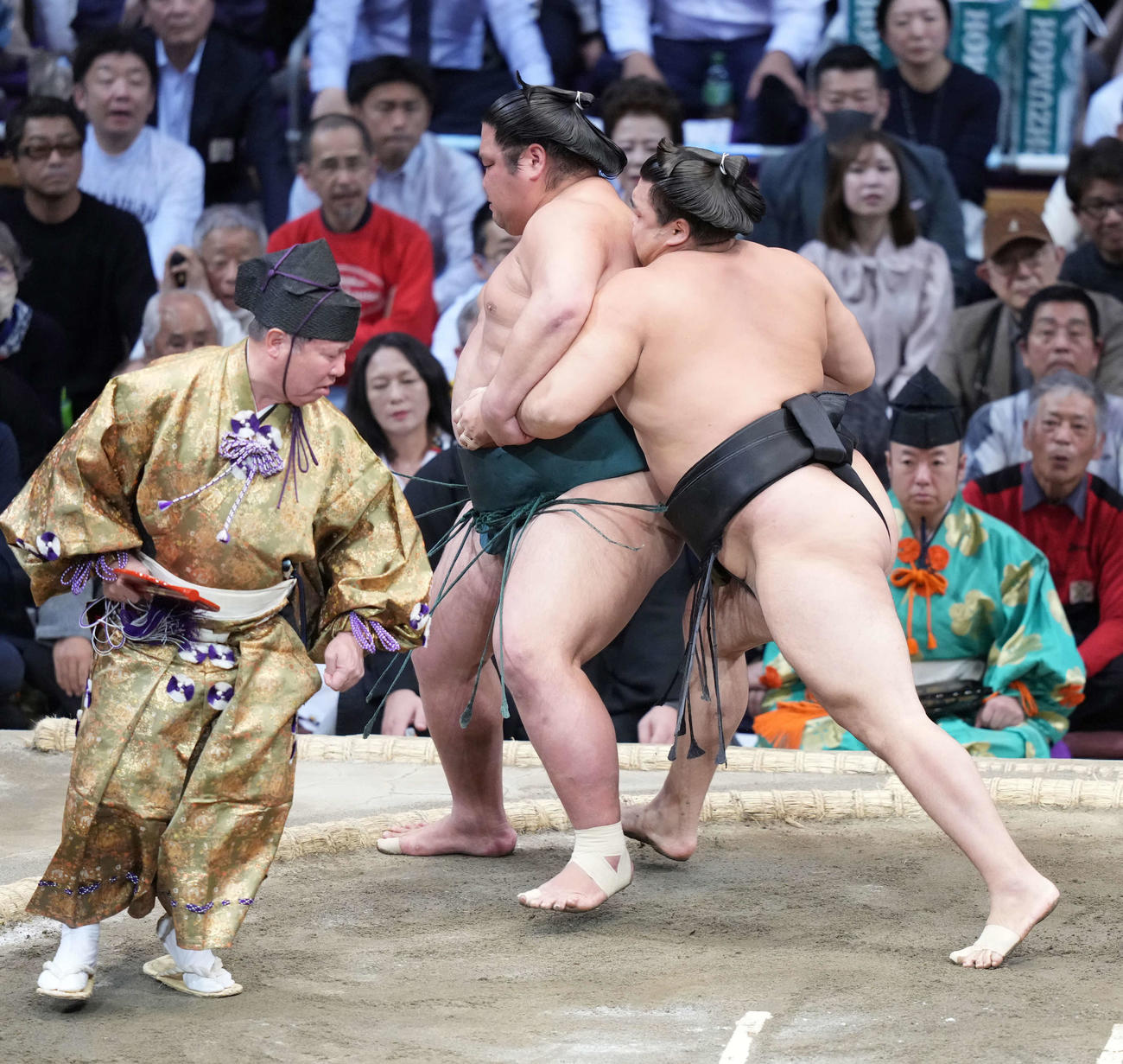 錦木（中央）を送り出しで破る霧島（撮影・小沢裕）