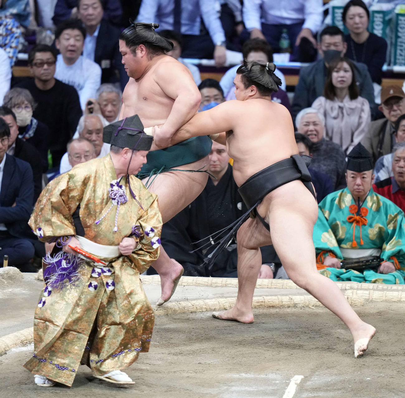 錦木（中央）を送り出しで破る霧島（撮影・小沢裕）