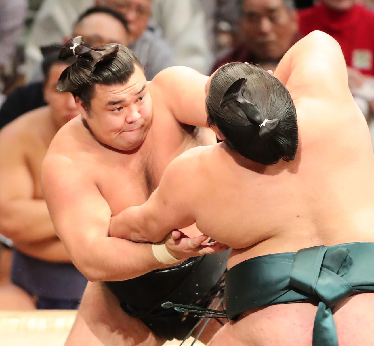 大相撲九州場所10日目　送り出しで錦木を破る霧島（撮影・梅根麻紀）
