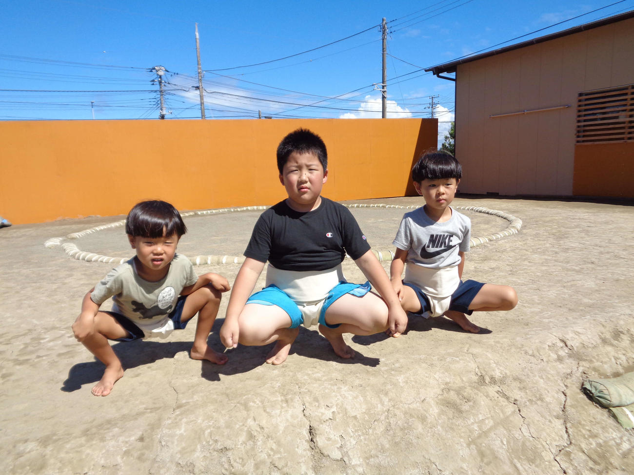 屋根がない土俵で稽古している子どもたち