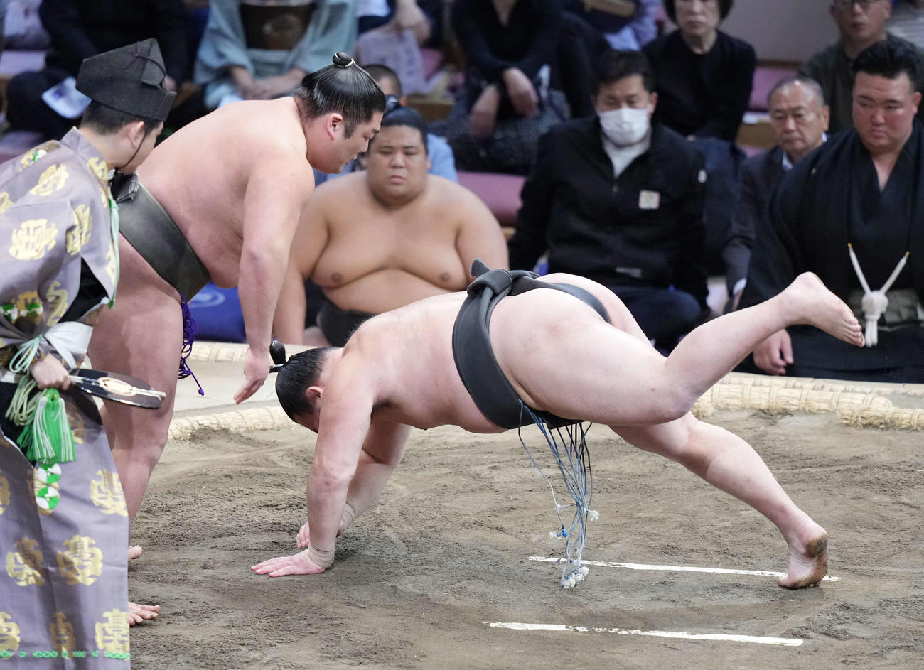 尊富士（左）は千代の海をはたき込みで破る（撮影・小沢裕）
