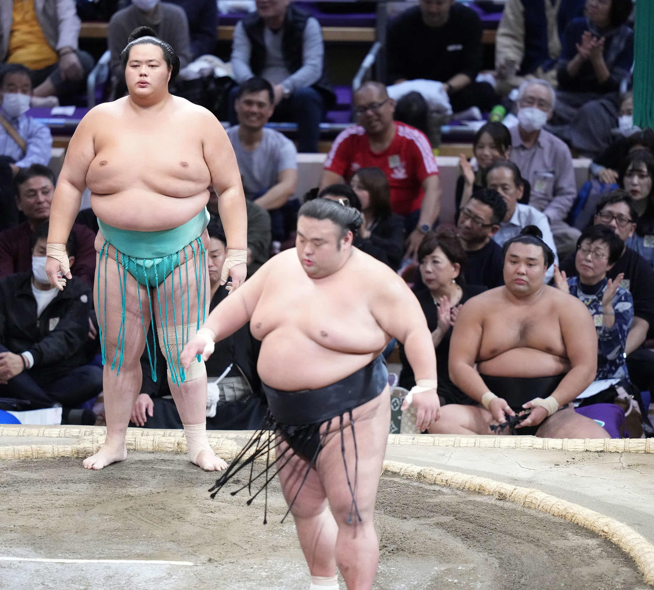 琴ノ若（左）は貴景勝を送り出しで破る（撮影・小沢裕）