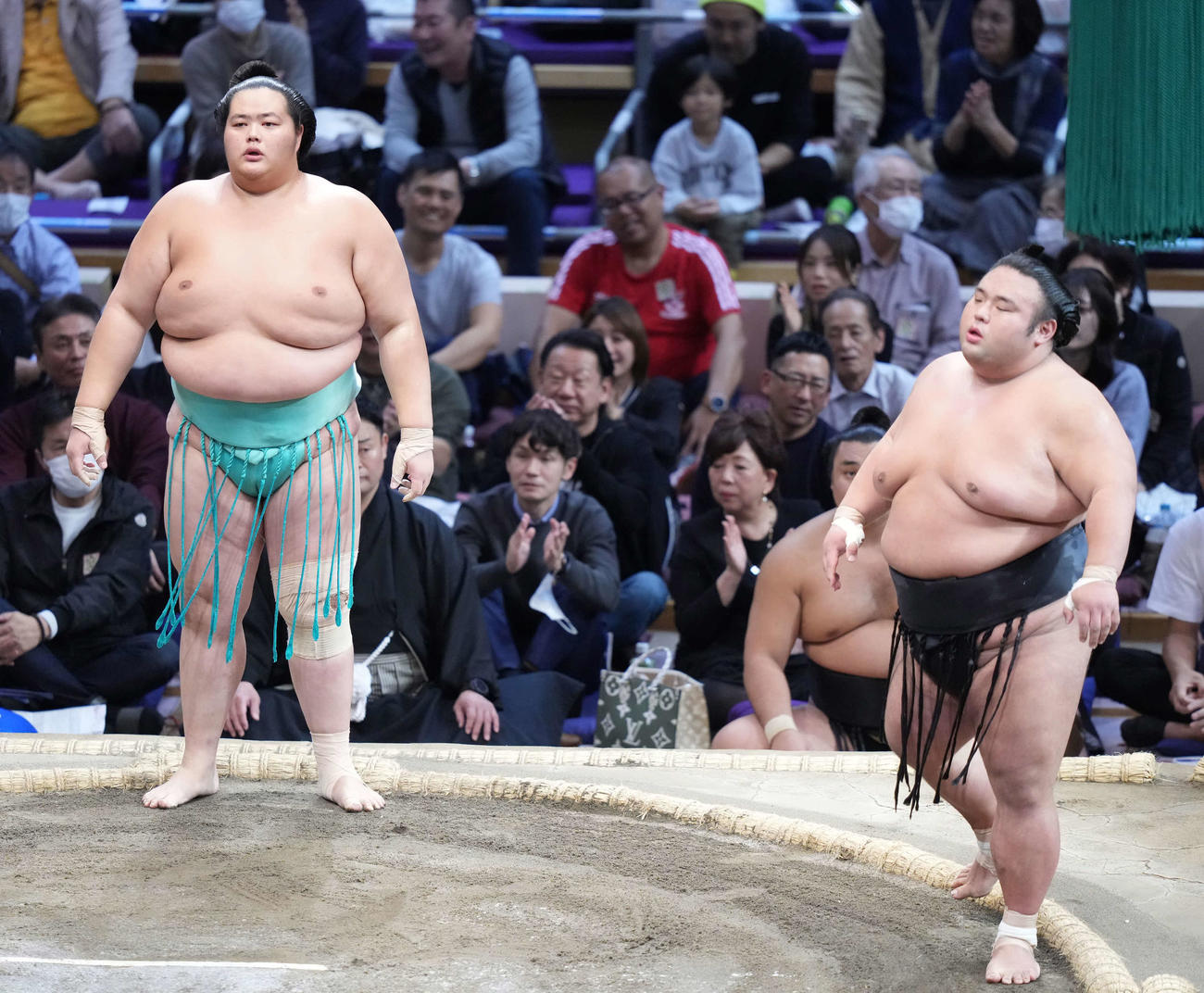琴ノ若（左）は貴景勝を送り出しで破る（撮影・小沢裕）