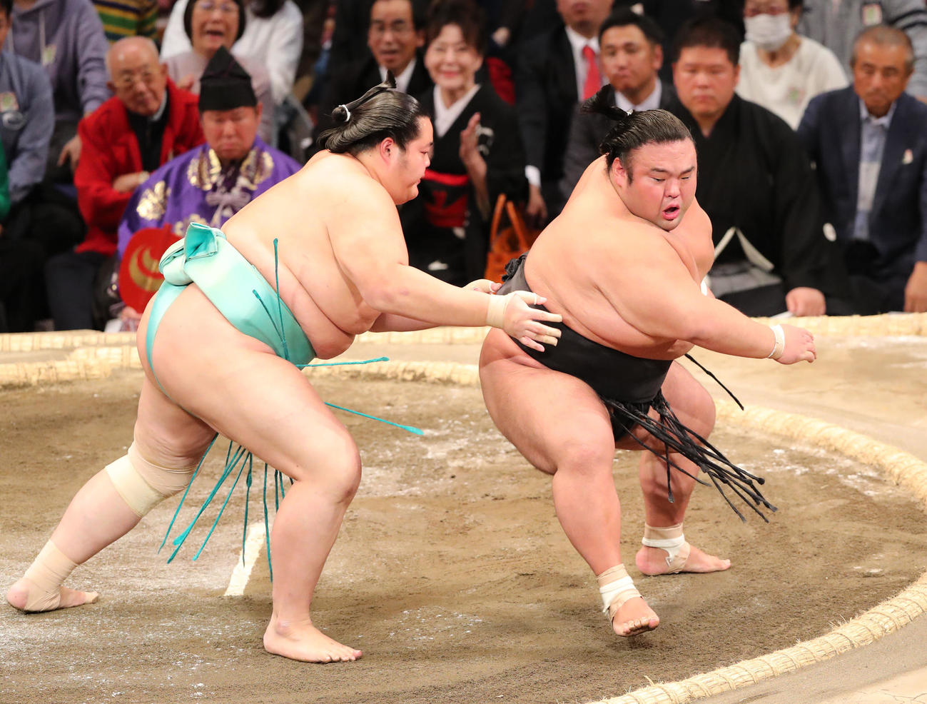 大相撲九州場所11日目　送り出しで貴景勝を破る琴ノ若（左）（撮影・梅根麻紀）