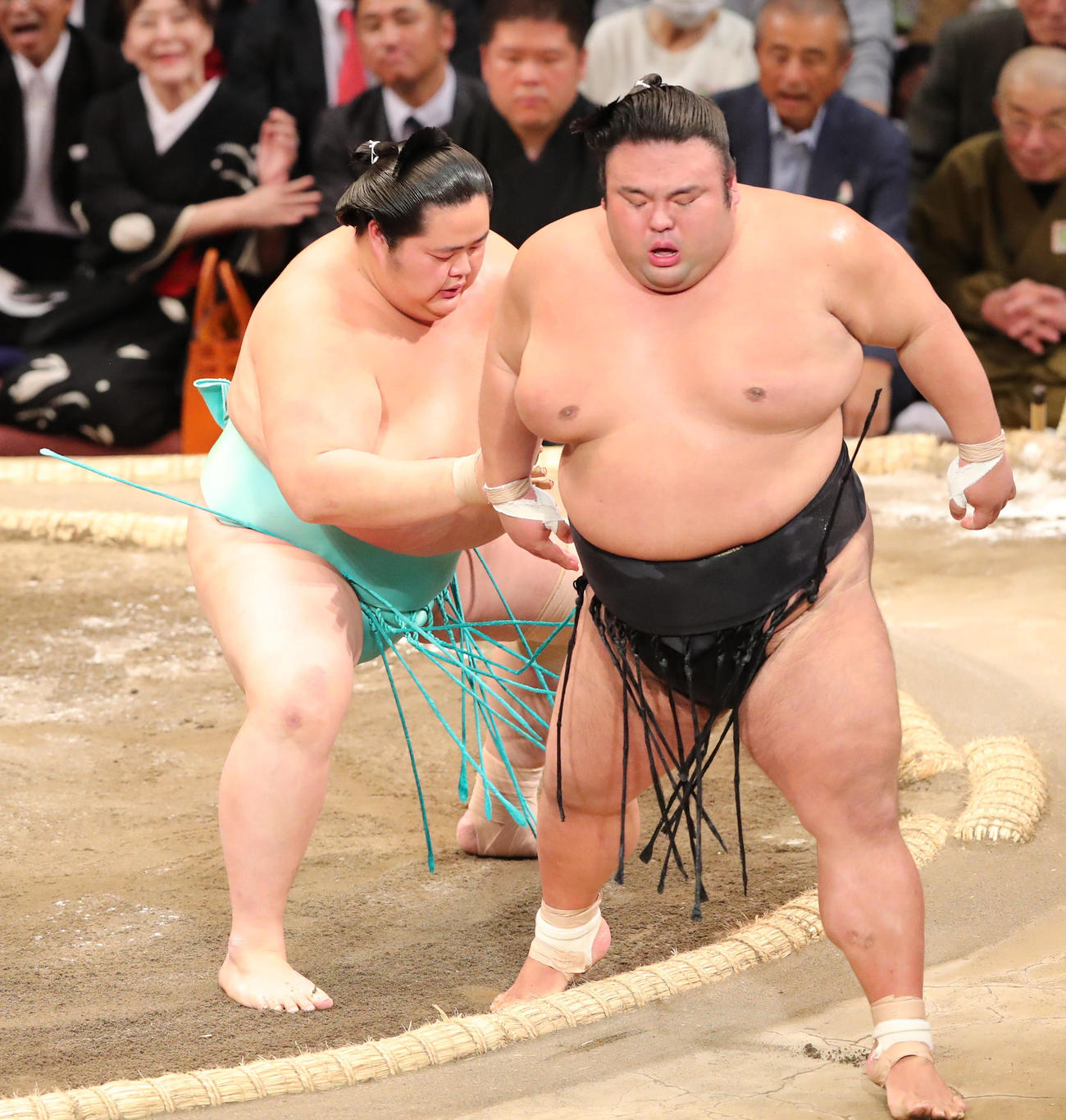 大相撲九州場所11日目　送り出しで貴景勝を破る琴ノ若（左）（撮影・梅根麻紀）