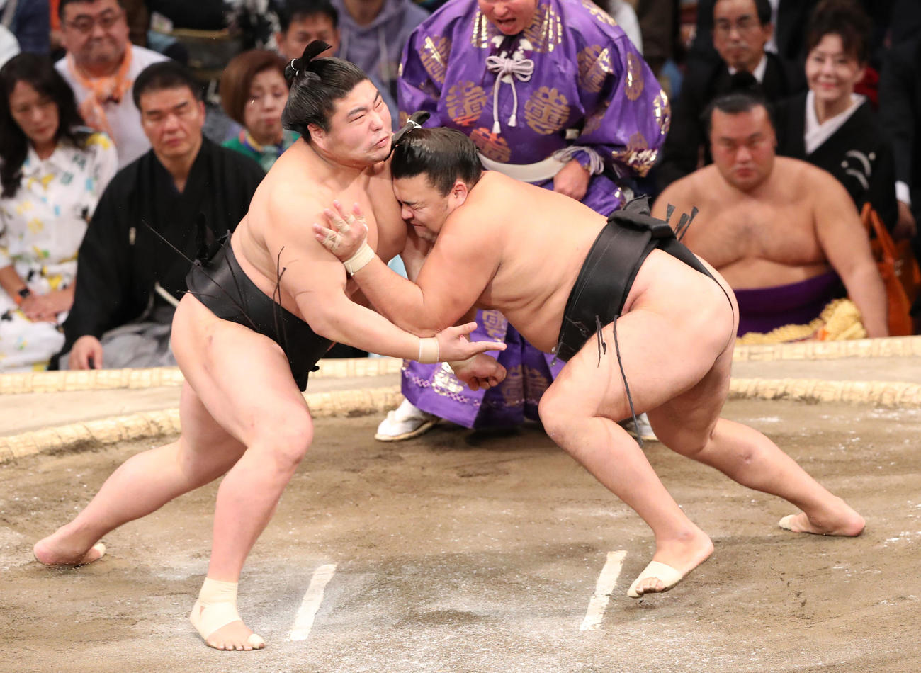 大相撲九州場所11日目　寄り切りで若元春を破る霧島（右）（撮影・梅根麻紀）