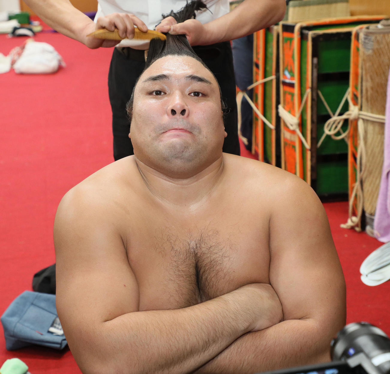 大相撲九州場所11日目　支度部屋で髪を整えてもらう霧島（撮影・代表撮影）