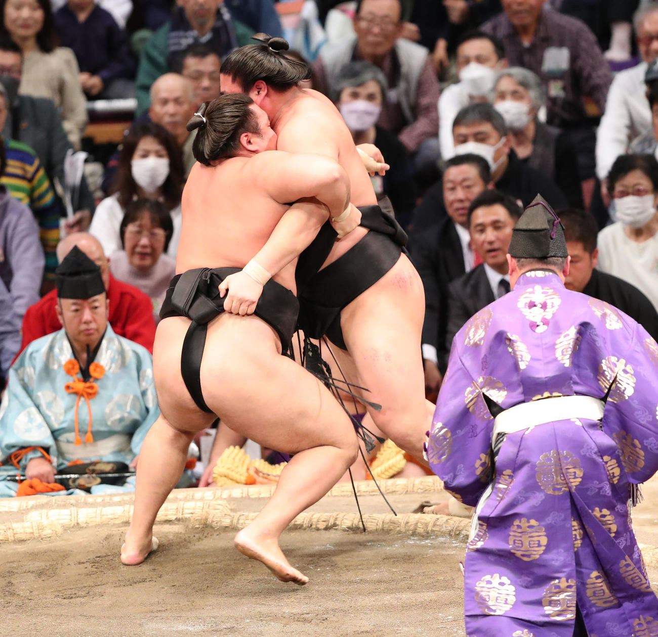 大相撲九州場所11日目　寄り切りで若元春を破る霧島（左）（撮影・梅根麻紀）