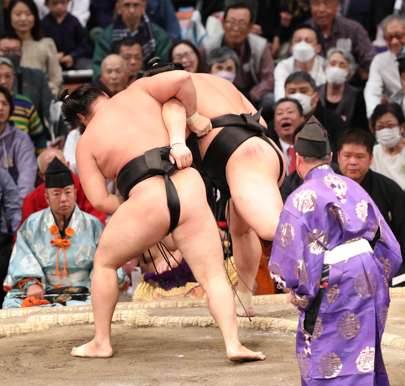 大相撲九州場所11日目　寄り切りで若元春を破る霧島（左）（撮影・梅根麻紀）