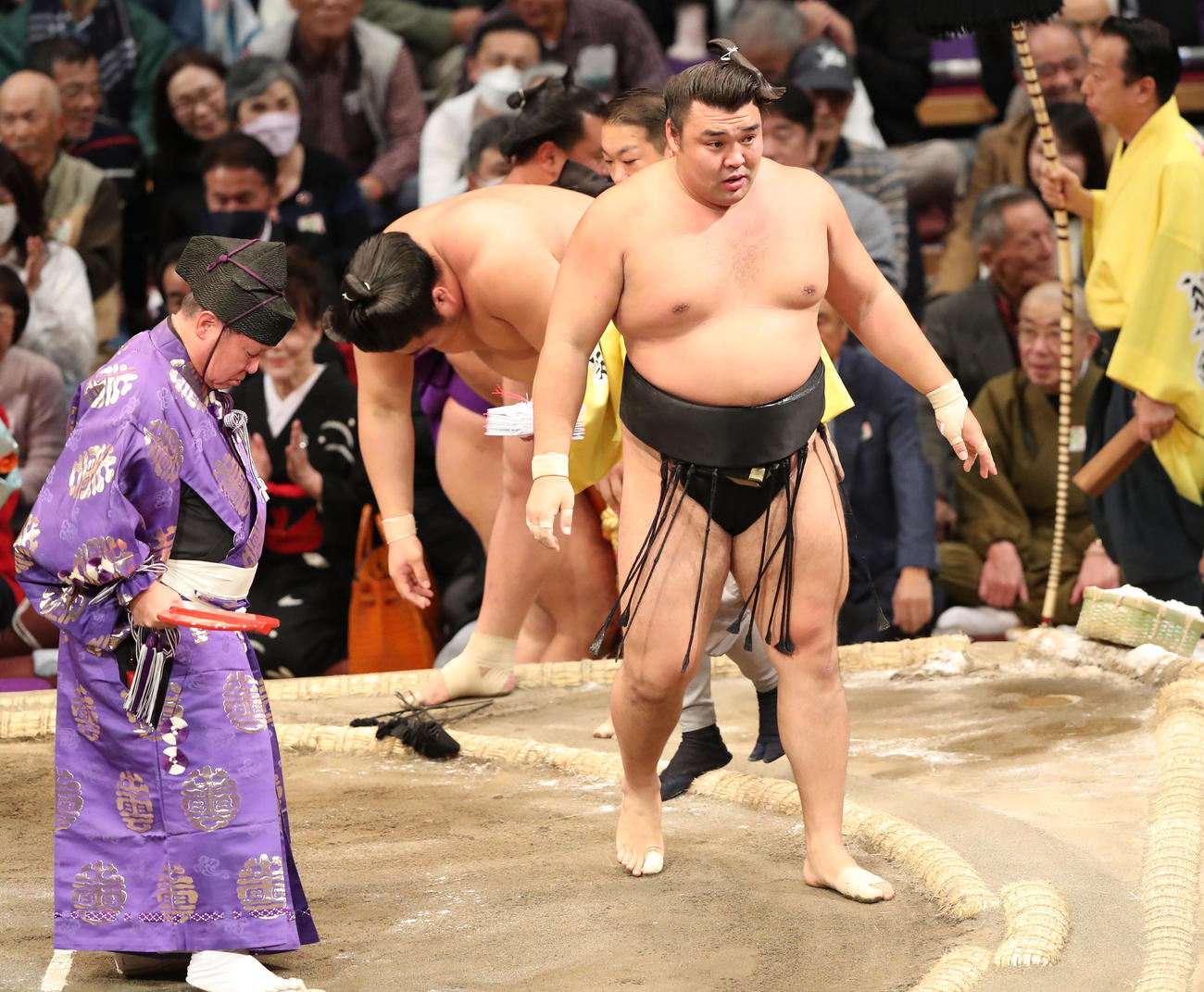 大相撲九州場所11日目　寄り切りで若元春を破る霧島（右）（撮影・梅根麻紀）
