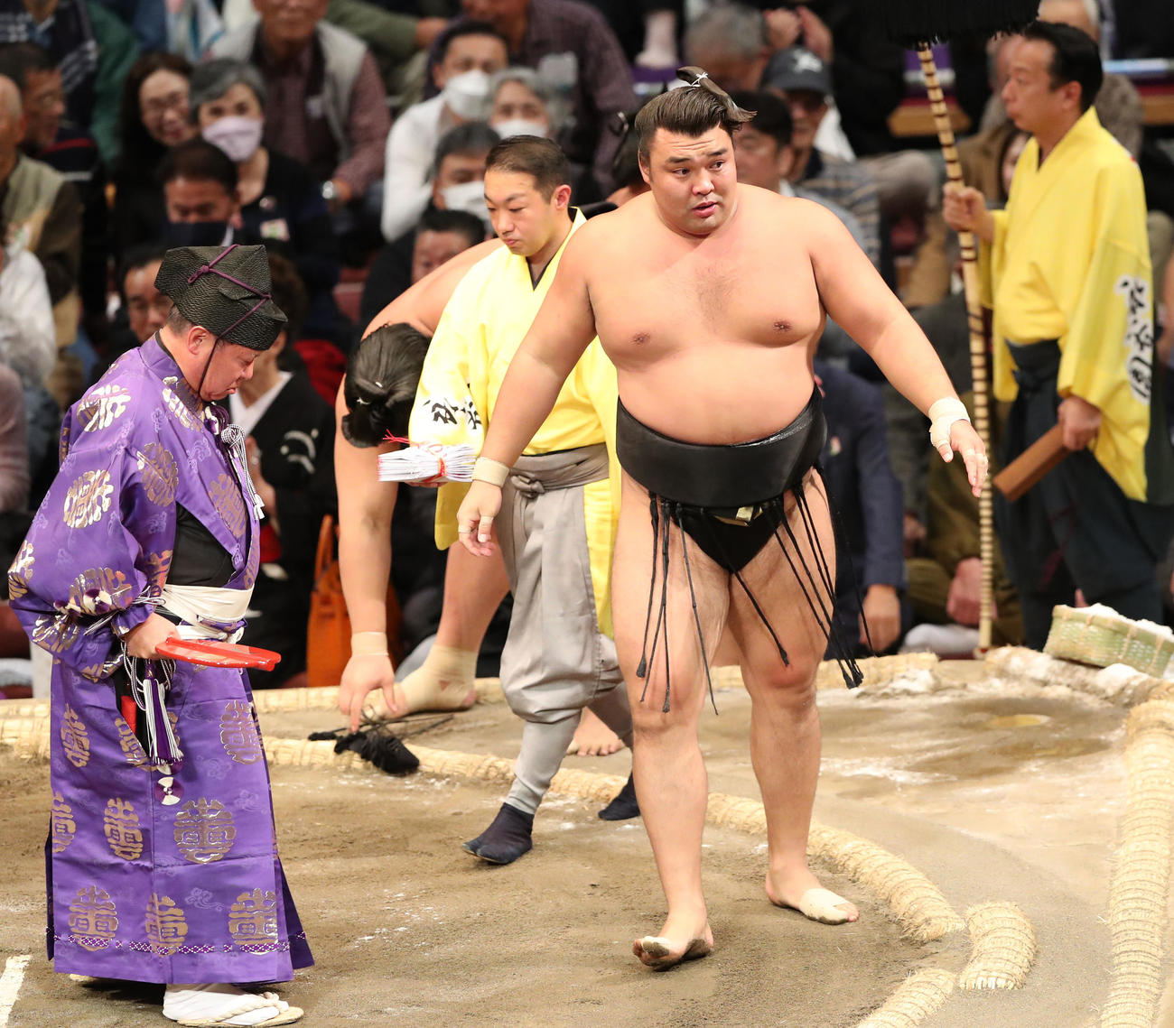 大相撲九州場所11日目　寄り切りで若元春を破る霧島（右）（撮影・梅根麻紀）