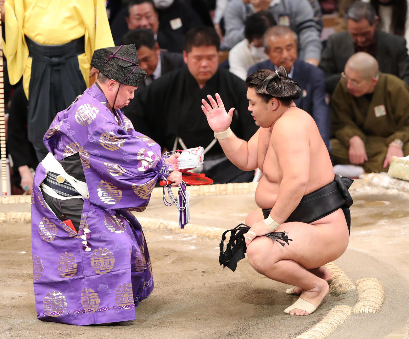 大相撲九州場所11日目　懸賞金を受け取る霧島（撮影・梅根麻紀）