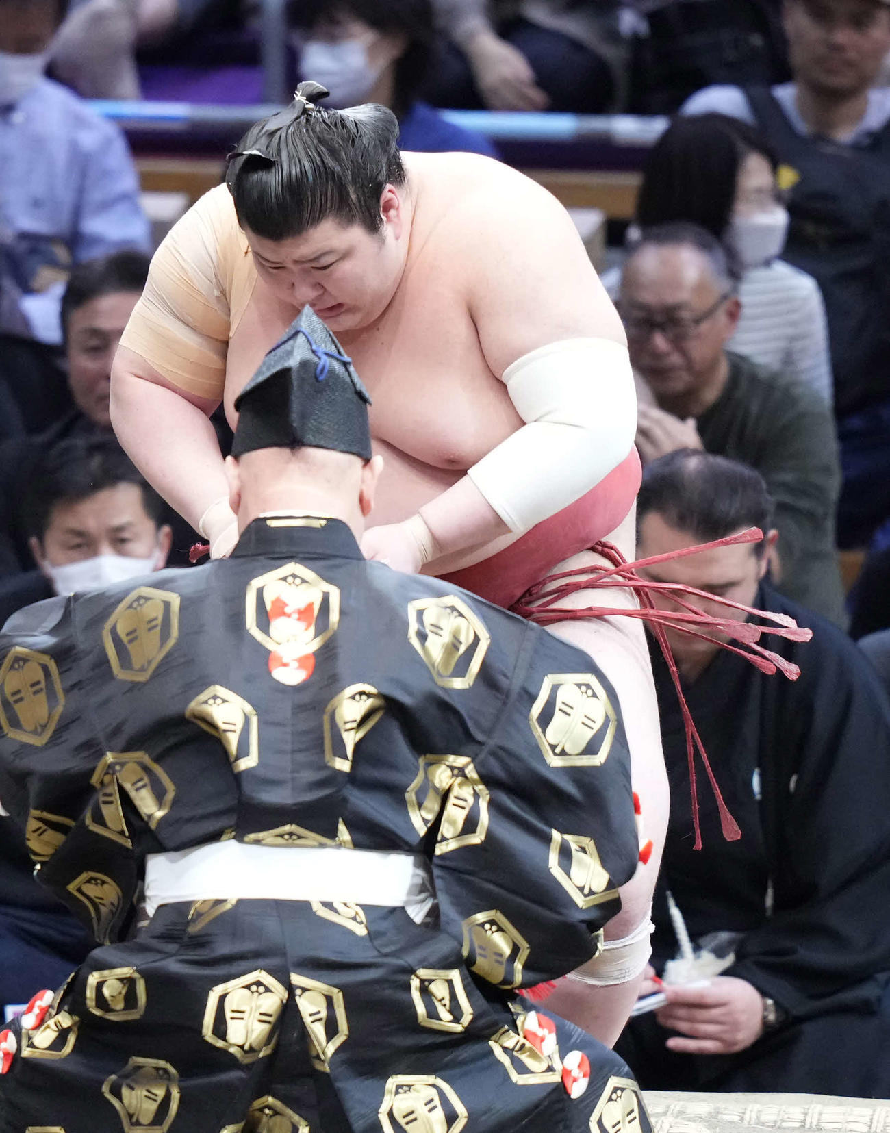 懸賞を手にする熱海富士（撮影・小沢裕）