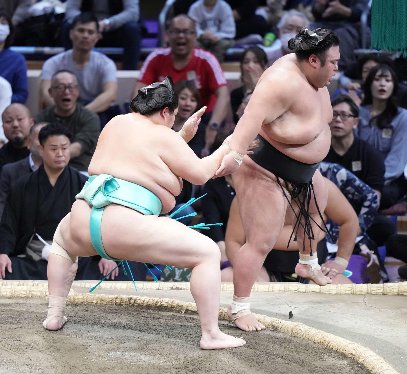 琴ノ若（左）は貴景勝を送り出しで破る（撮影・小沢裕）
