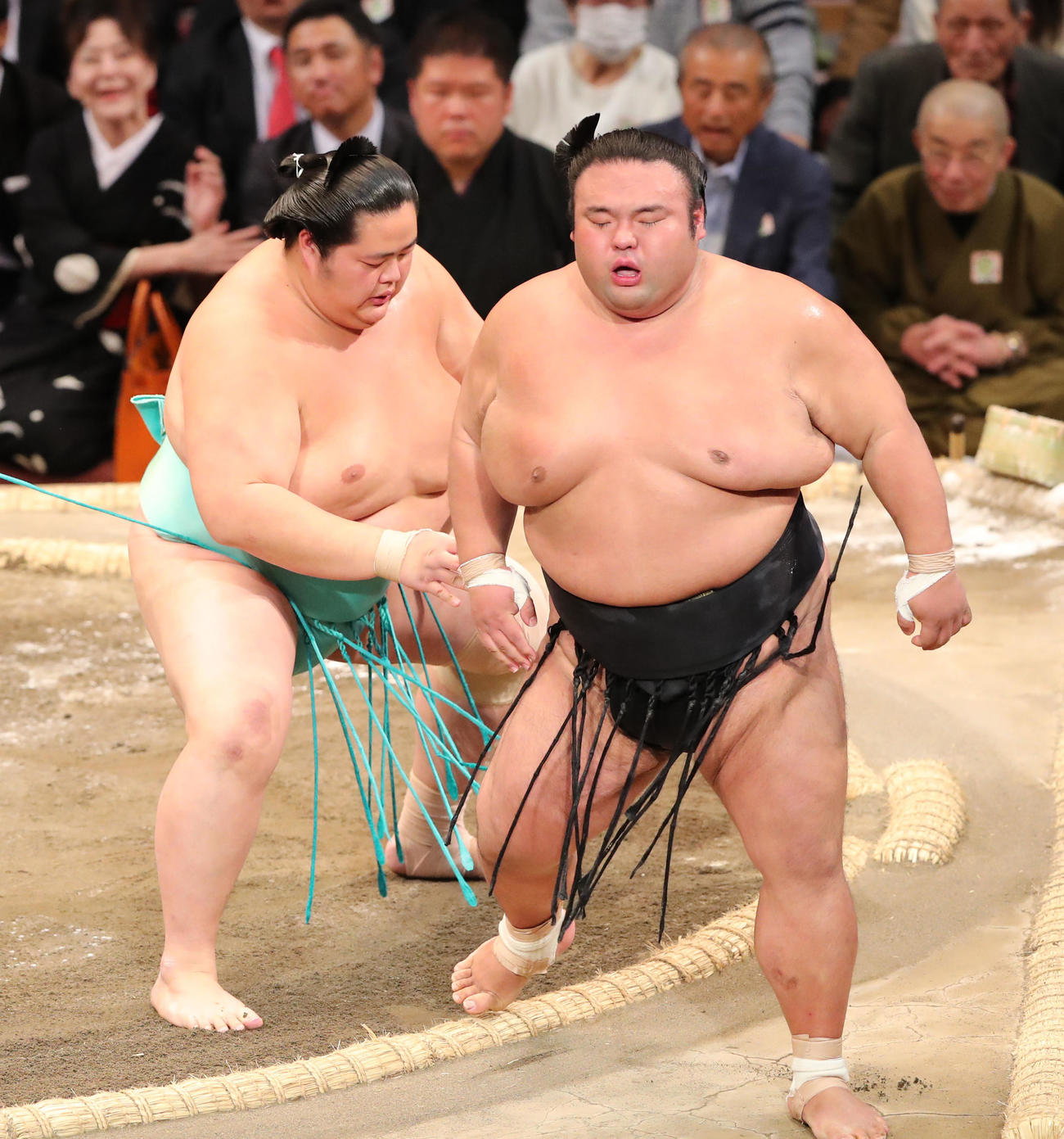 送り出しで貴景勝（右）を破る琴ノ若（撮影・梅根麻紀）