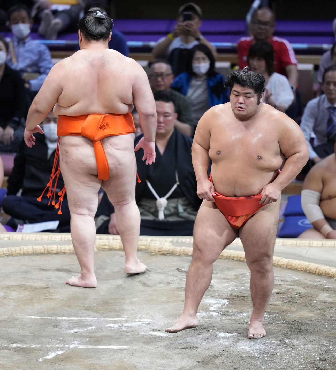 いったん土俵を下りる水戸龍（左）と志摩ノ海（撮影・小沢裕）