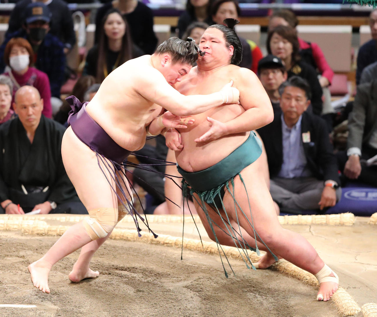 寄り切りで錦木を破った一山本（左）（撮影・梅根麻紀）