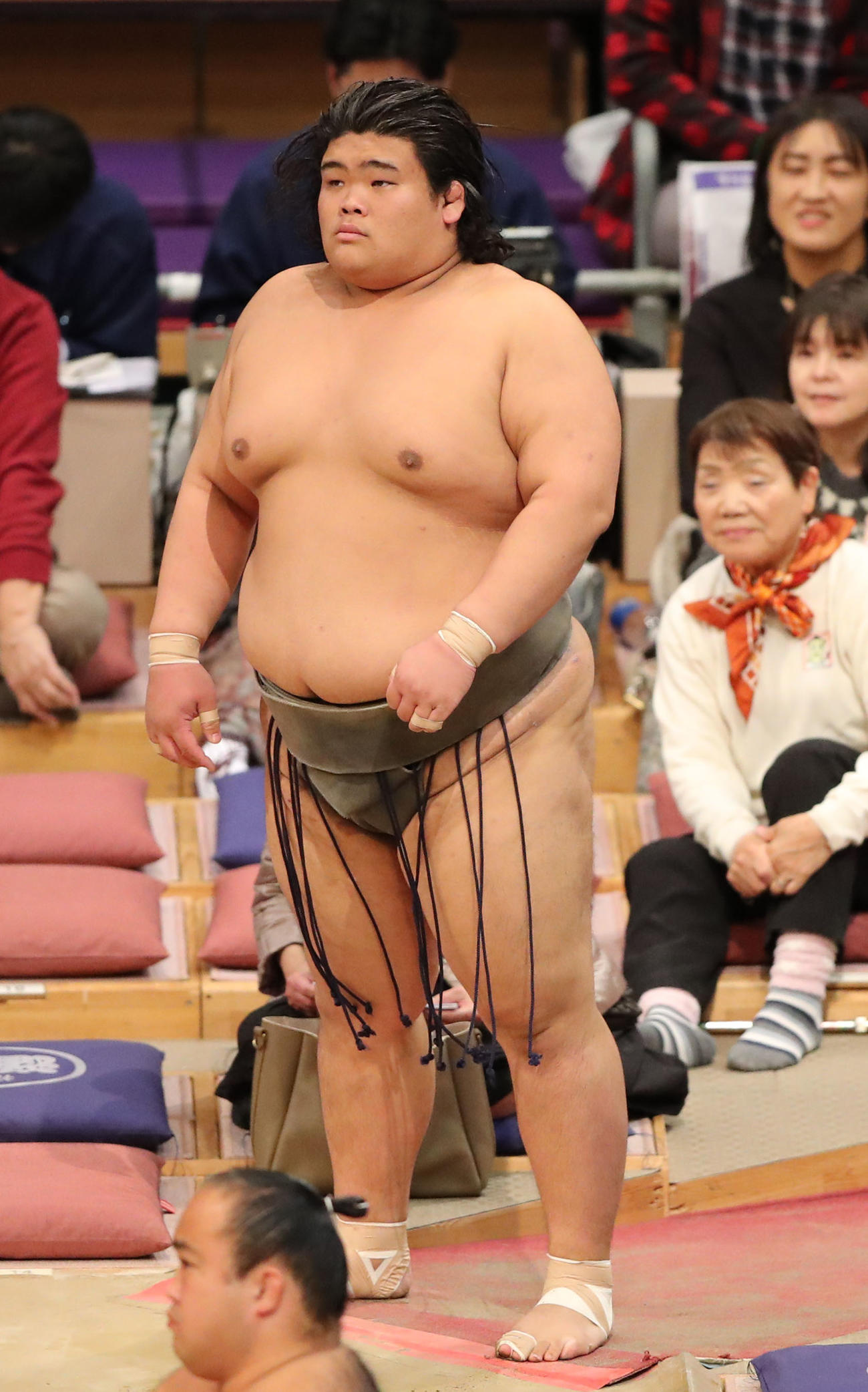 大相撲九州場所13日目　押し出しで北はり磨を破る聖富士（撮影・梅根麻紀）