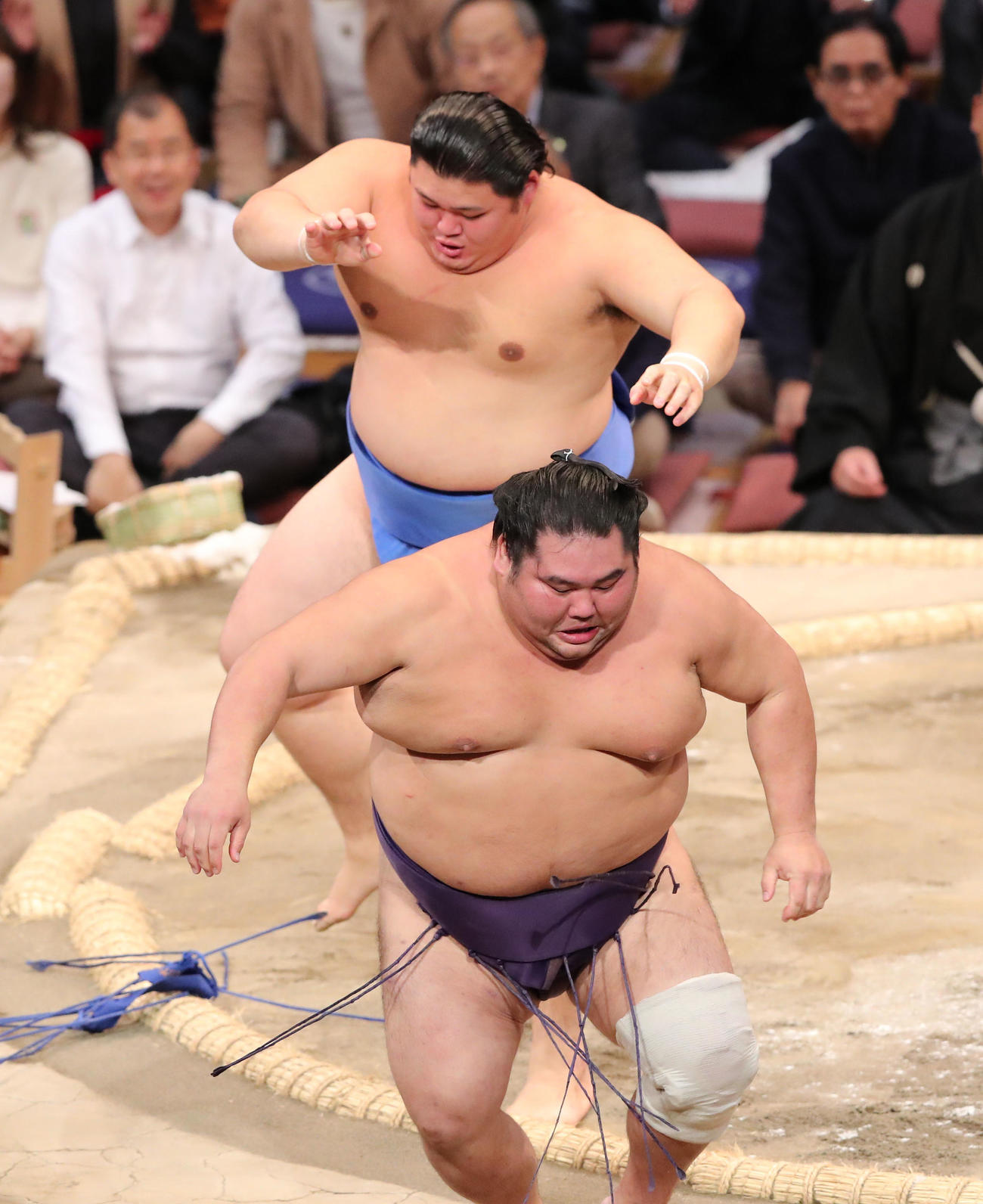 大相撲九州場所13日目　送り出しで大奄美を破る大の里（撮影・梅根麻紀）