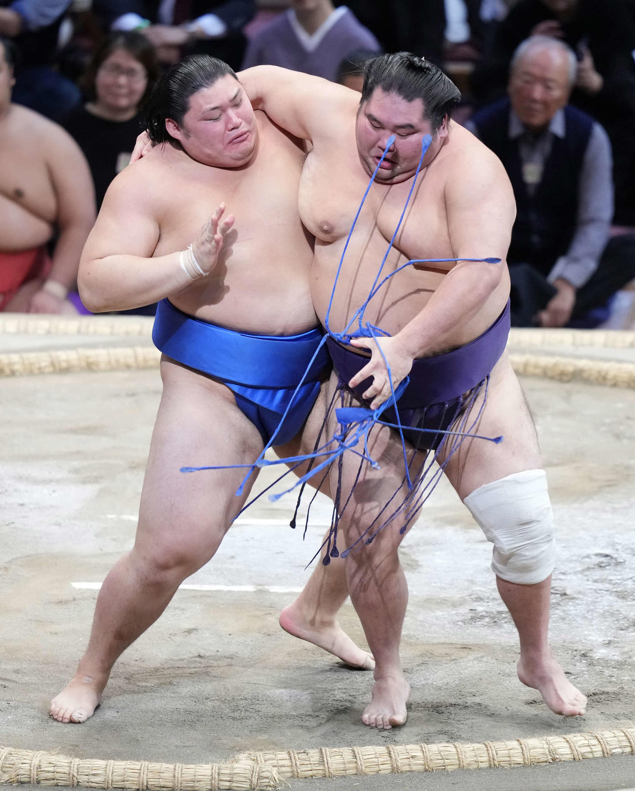 大の里（左）は大奄美を送り出しで破る（撮影・小沢裕）