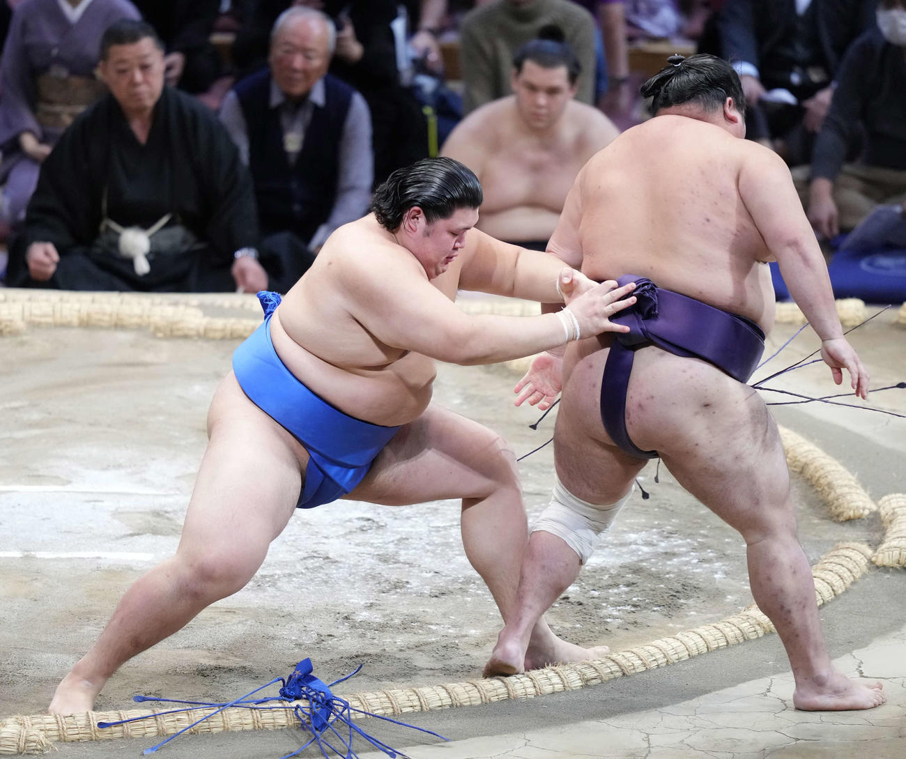 大の里（左）は大奄美を送り出しで破る（撮影・小沢裕）