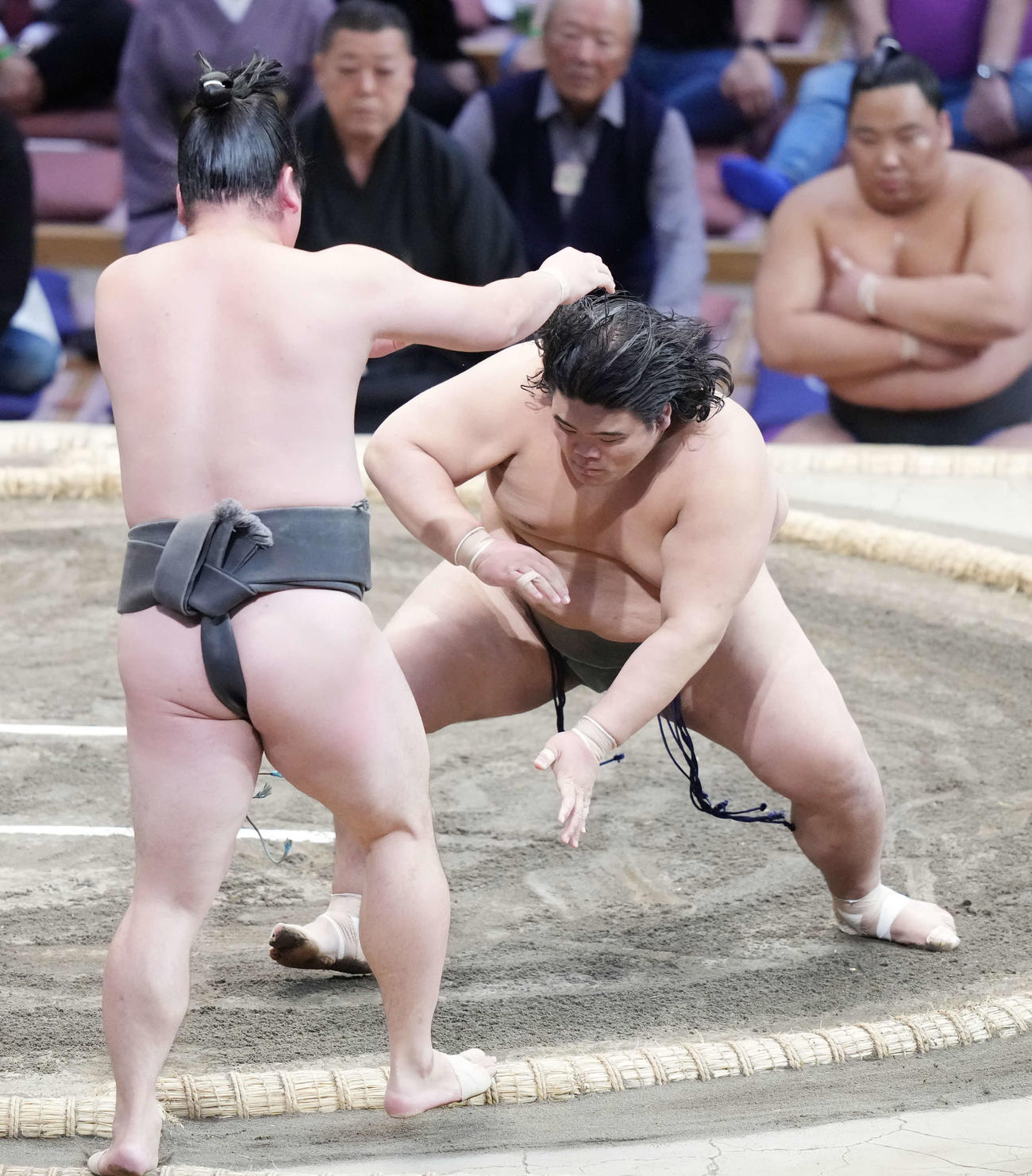 聖富士（右）は北〓磨を押し出しで破り幕下優勝を決める（撮影・小沢裕）