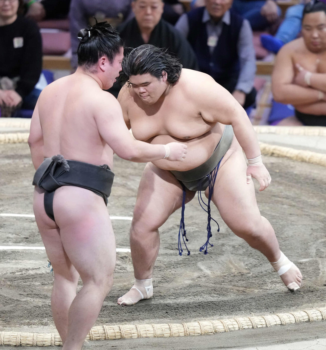 聖富士（右）は北〓磨を押し出しで破り幕下優勝を決める（撮影・小沢裕）