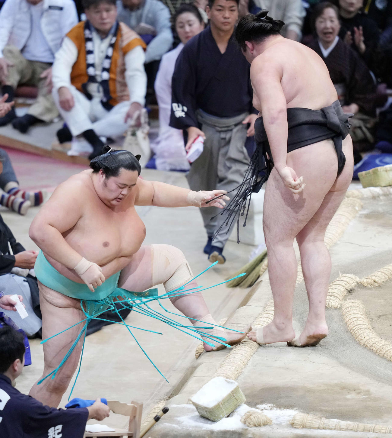 竜電は琴ノ若（左）を寄り切りで破る（撮影・小沢裕）