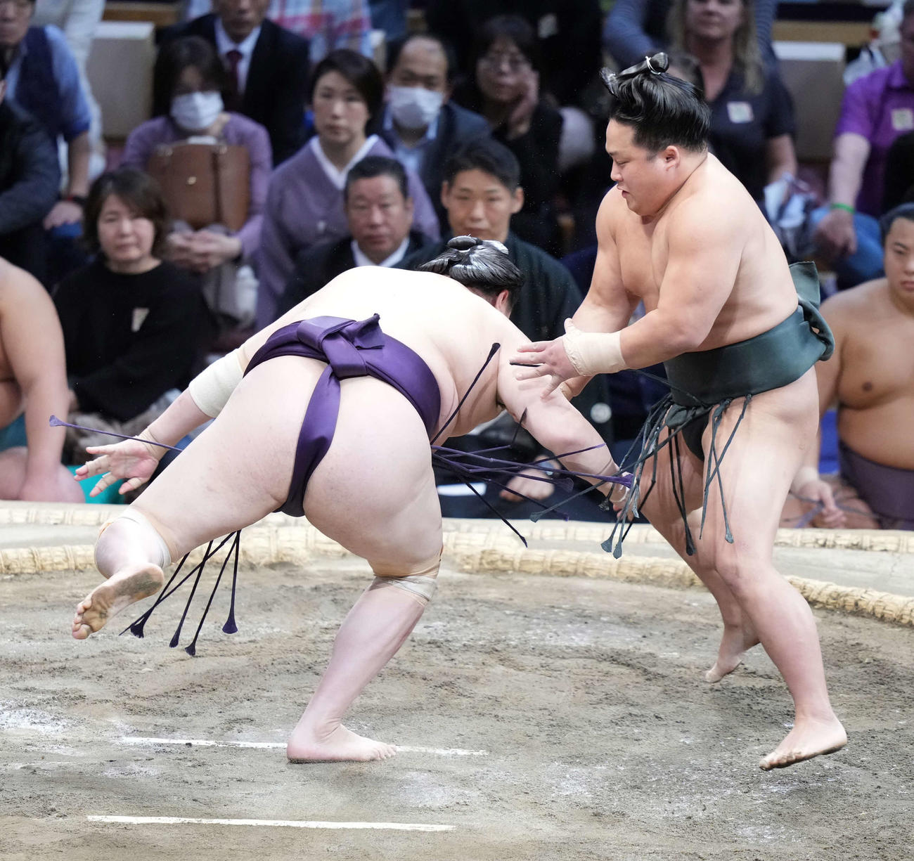 翠富士（右）は一山本を引き落としで破る（撮影・小沢裕）