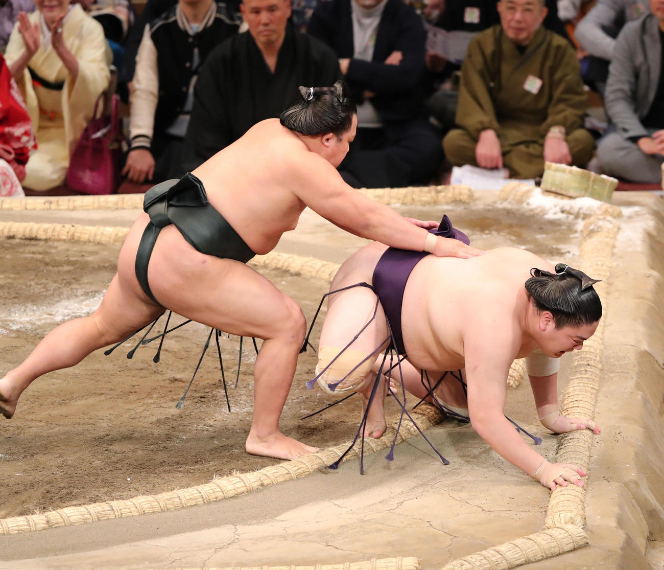 大相撲九州場所13日目　引き落としで一山本を破る翠富士（左）（撮影・梅根麻紀）
