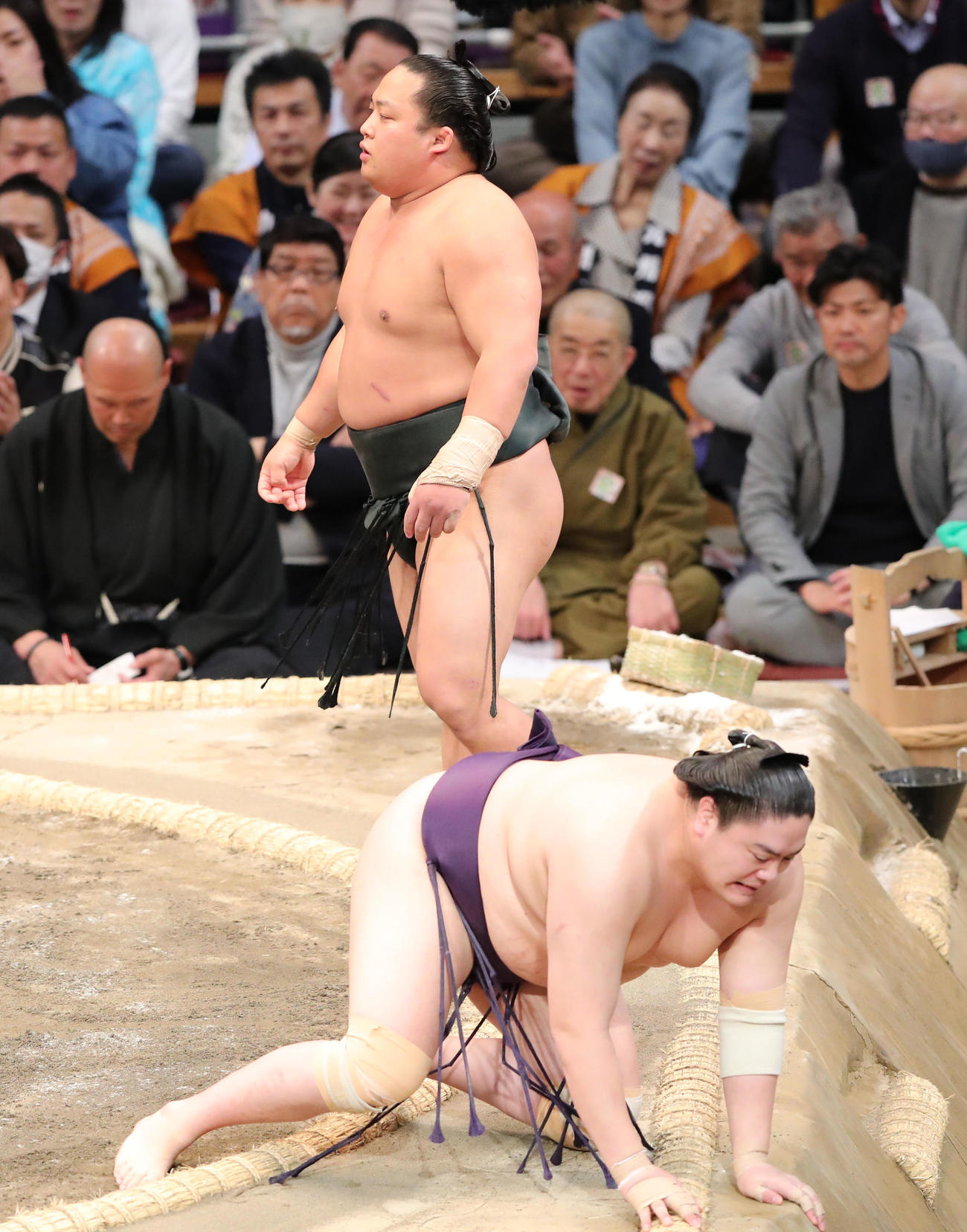 大相撲九州場所13日目　引き落としで一山本を破る翠富士（奥）（撮影・梅根麻紀）