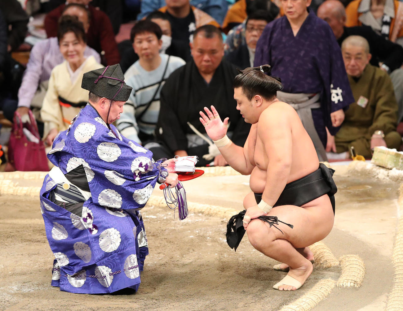 大相撲九州場所13日目　懸賞金を受け取る霧島（撮影・梅根麻紀）