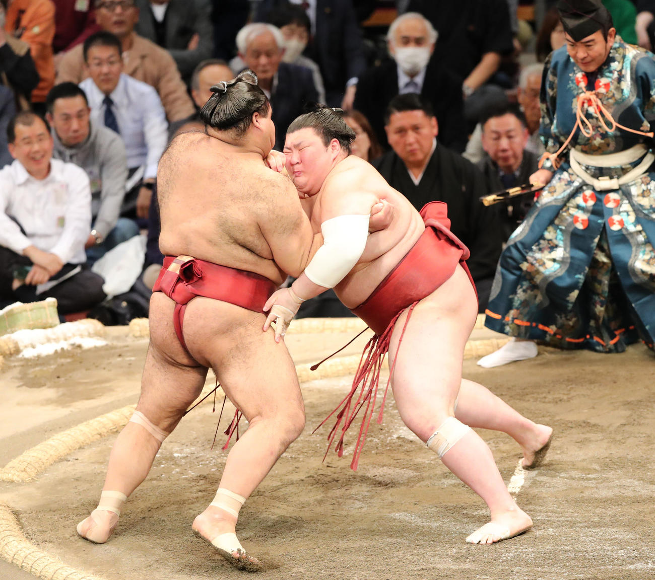 押し出しで高安（左）を破る熱海富士（撮影・梅根麻紀）