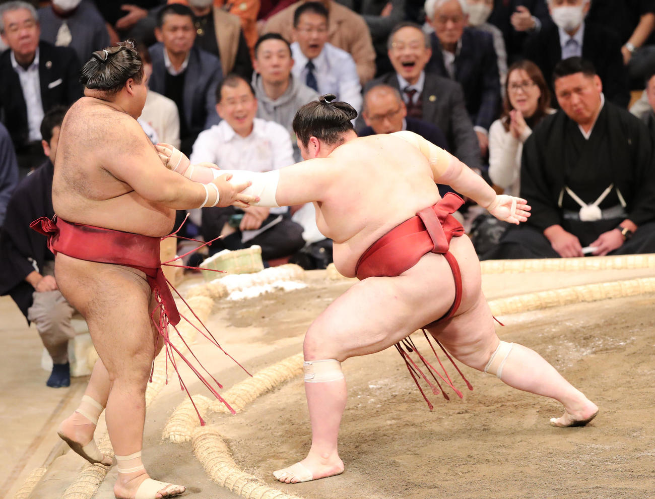 押し出しで高安を破る熱海富士（右）（撮影・梅根麻紀）