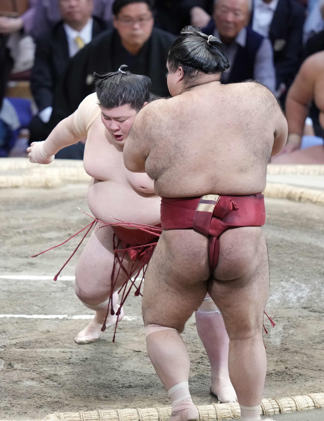 熱海富士（左）は高安を押し出しで破る（撮影・小沢裕）
