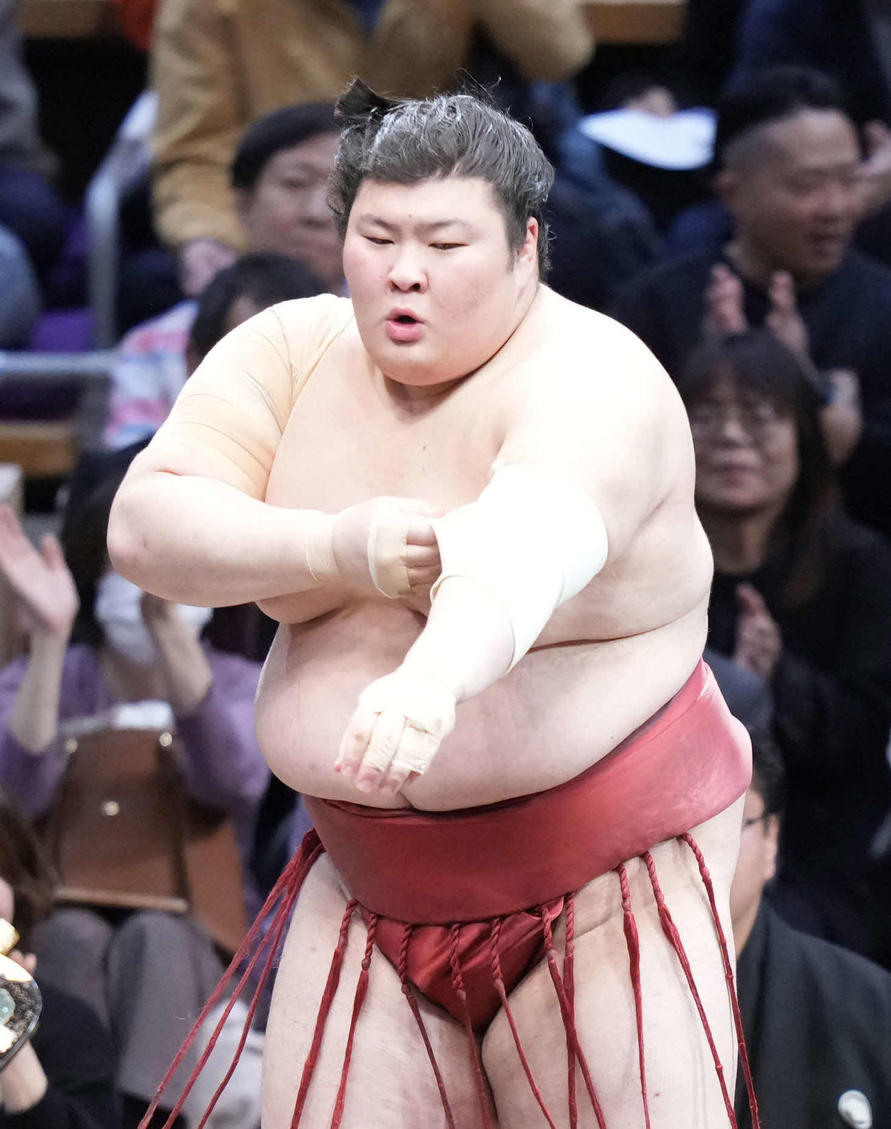 2敗を死守し左腕のサポーターを直す熱海富士（撮影・小沢裕）