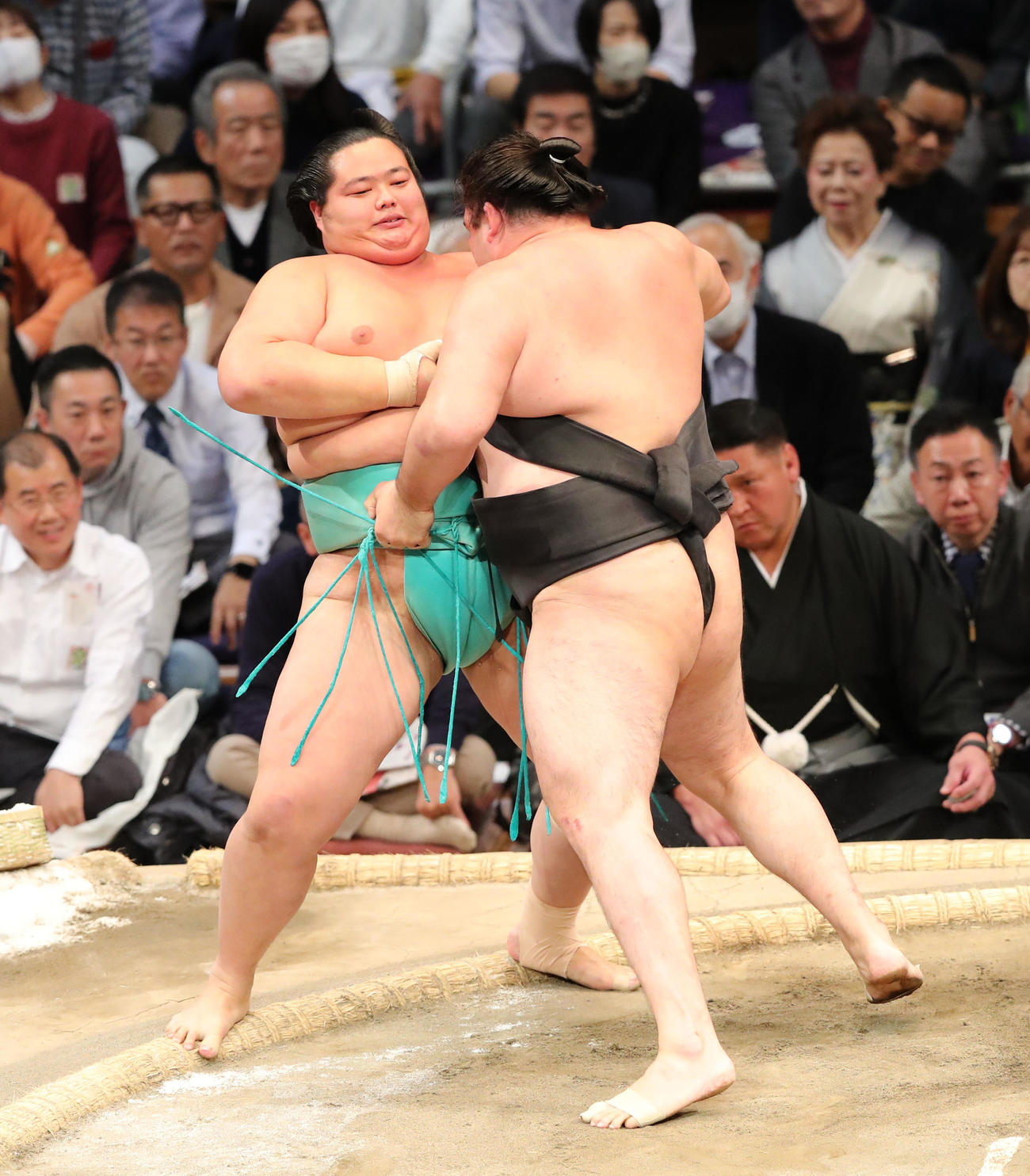 大相撲九州場所13日目　寄り切りで琴ノ若を破る竜電（手前)（撮影・梅根麻紀）